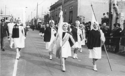 Cruz Roja Argentina Filial San Nicolás. Desfile de las alumnas de la Escuela de Samaritanas y Enfermeras