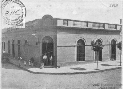 Esquina Norte de Belgrano y Sarmiento. Almacén. Demolido década de 1980