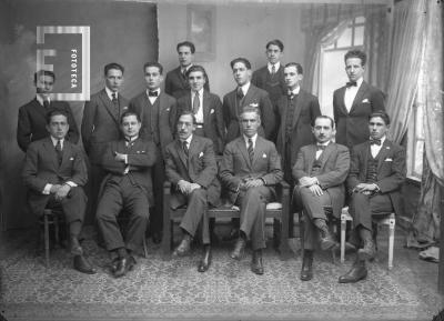 Grupo egresados 1921 Colegio Nacional con González, Varela, Gómez y Podestá