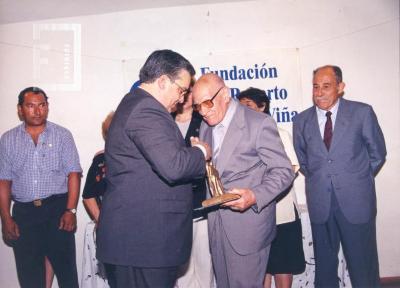Acto de la Fundación Roberto Fernández Viña en Casa del Acuerdo. Entrega distinción a la Asoc. Amigos del Crucero //Gral. Belgrano//. G. S. Chervo y Gerardo de Bonis