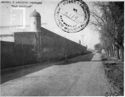 Paredón y garitas de la Cárcel vieja, sobre calle Rivadavia pasando Necochea