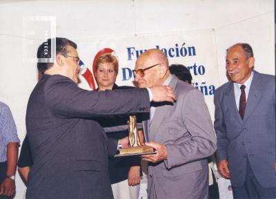 Acto de la Fundación Roberto Fernández Viña en Casa del Acuerdo. Entrega distinción a la Asoc. Amigos del Crucero //Gral. Belgrano//. G. S. Chervo y Gerardo de Bonis