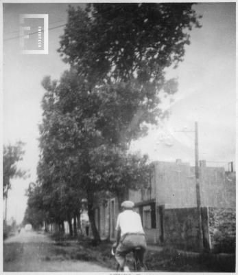 Calle Rivadavia al 300, hacia el sudeste. Al fondo, a la izquierda, paredón de la Cárcel vieja.
