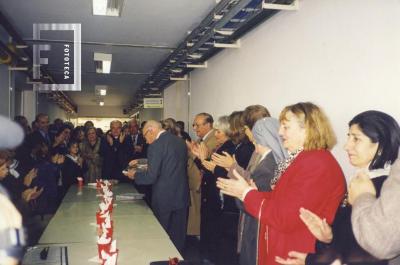 G. S. Chervo recibe un plato artístico por el libro //Historia del Hospital//. Director: Dr. Ismael Passaglia