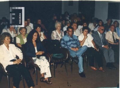 Asistentes a presentación del libro Sombras y Árboles, autora Graciela //Pipi// Ballestero