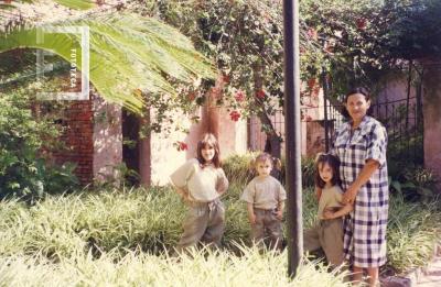 Mirta Chervo con sus nietas Paloma, Valentina y Rafaela