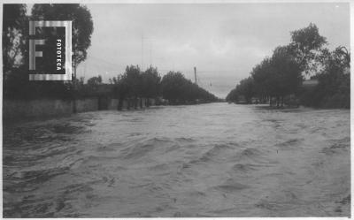 Inundación Av. Alberdi entre Francia y Urquiza hacia el sudoeste