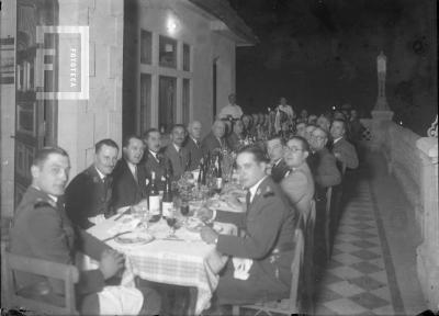 Grupo cenando en terraza edificio Club de Regatas (5º izq Pascual Toulet, 6º Otto Wiengreen)