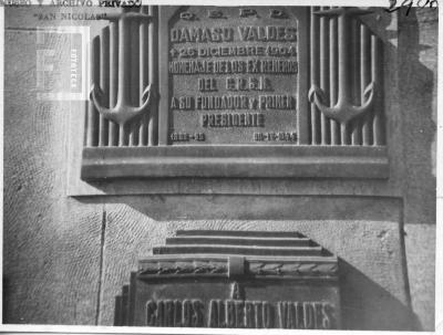 Placa en la bóveda de Dámaso Valdés, fundador del Club de Regatas