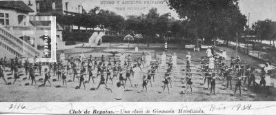 Una clase de Gimnasia Metodizada en el Club de Regatas.