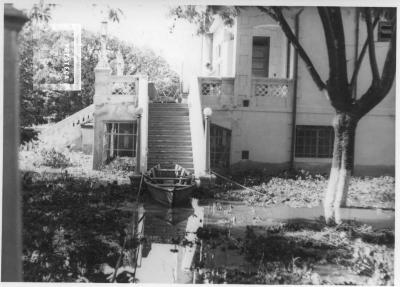 Edificio del Club de Regatas durante la inundación de 1966, desde la portería