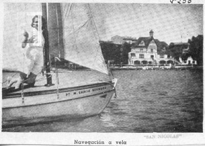 Club de Regatas, con velero en primer plano