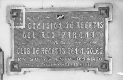 Placa CD al Club de Regatas en su 75º Aniversario