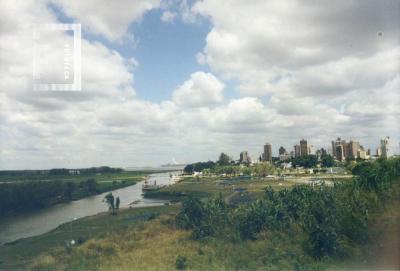 Arroyo Yaguarón durante una bajante del río. Vista de la ciudad.