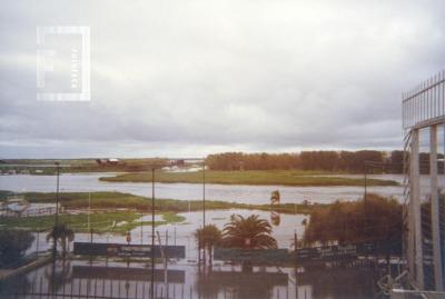 Vista del Club de Regatas, río e islas durante creciente