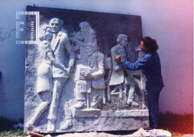 María Elena Roquier trabajando en Mural de Tango, bajorrelieve para Villa Constitución, inaugurado en octubre de 1987