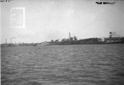 Fábricas desde el río. Muelle de la Cía. Química, Contimar y Central de Agua y Energía Eléctrica