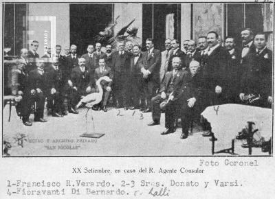 Grupo Sociedad Italiana en casa del Agente Consular