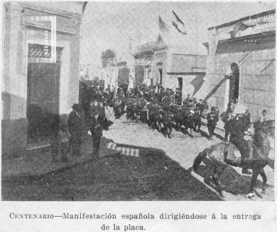 Romerías Españolas. Manifestación española dirigiéndose a la entrega de la placa