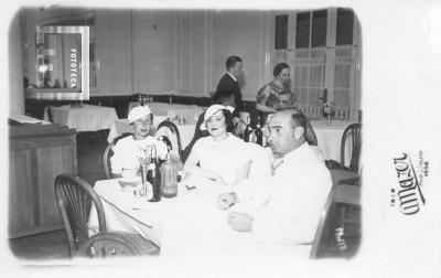 Dr. Ricardo del Campo y dos damas en restaurante de Mar del Plata