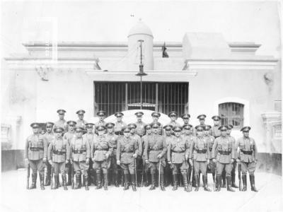 Personal del Servicio Penitenciario y parte del antiguo edificio de la Cárcel