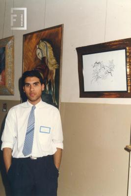 Roberto Salinas en exposición junto a sus obras