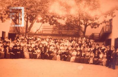 Escuela Normal, grupo en el patio, profesores y otros, año 1913