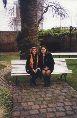 Alejandrina Cappadoro y Susana Tapias, artistas plásticas, en patio del Museo Municipal