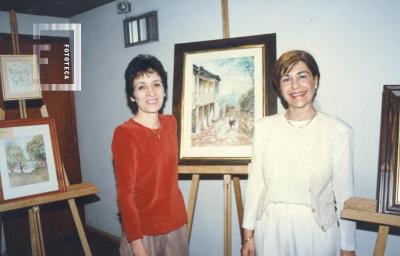 Inés Carballo y ot. junto a pintura