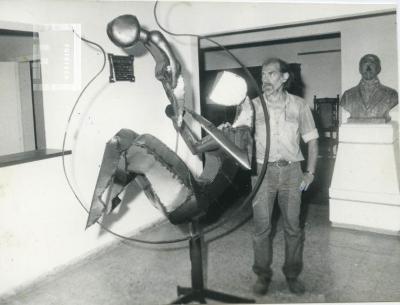 Miguel Ángel González junto a una de sus esculturas