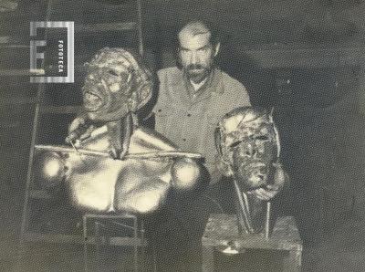 Miguel Ángel González junto a sus esculturas