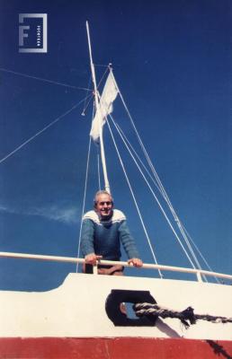 Oscar Felipe Cafiero en su casa barco.