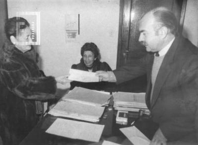 Hogar Vicentino. La Sra. de Ríos, presidenta del Hogar, recibe subsidio del Sr. Tomás García en representación del ministerio
