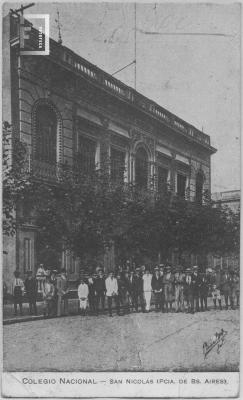 Grupo frente al Colegio Nacional