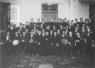 Grupo de hombres con sacerdotes