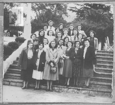 Grupo de damas en escalera Parque Independencia, Rosario