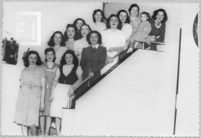 Grupo de damas en escalera