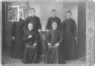 Grupo de sacerdotes