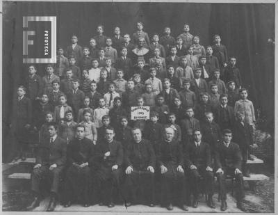 Grupo de alumnos externos y sacerdotes del Colegio Don Bosco