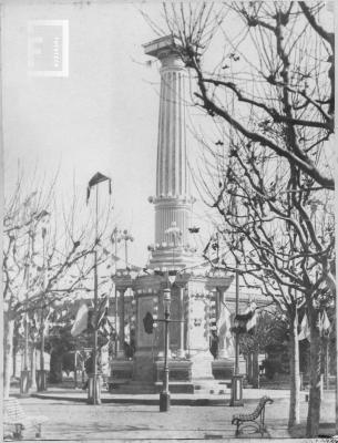 Columna central de la Plaza Mitre, adornada por la Colectividad Italiana para los festejos del Centenario de Mayo