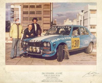 Automovilismo. Rubén Migliarini, Félix Defelippo y el Perro Callegaris, junto a su auto que participó en el Rally //Vuelta a la América del Sur//