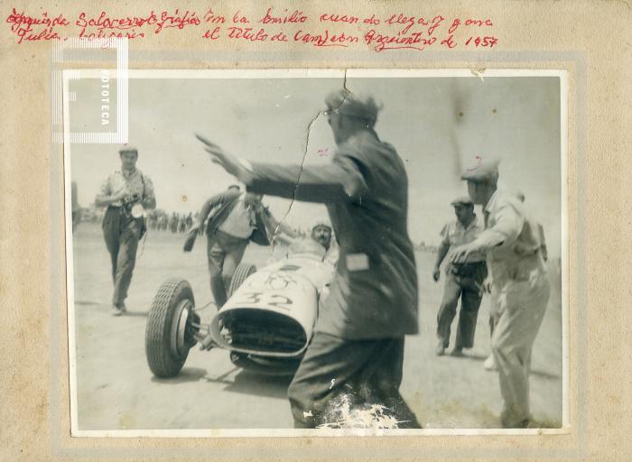 Automovilismo. Carrera La Emilia-San Nicolás. Llegada. Omar Fuentes en auto Nº 32