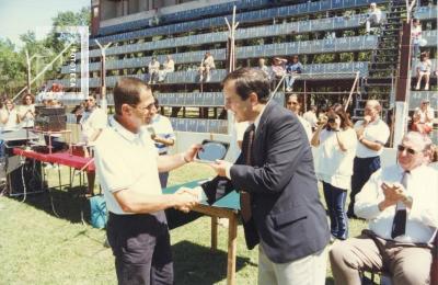 Clausura Torneos Siderar '97. Mario Lapalma recibe plaqueta de Ricardo Barr, Dir.  CEF Nº 19