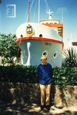 Oscar Felipe Cafiero y su casa barco.