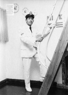 Oscar Felipe Cafiero con uniforme de Prefectura en el interior de su casa barco.