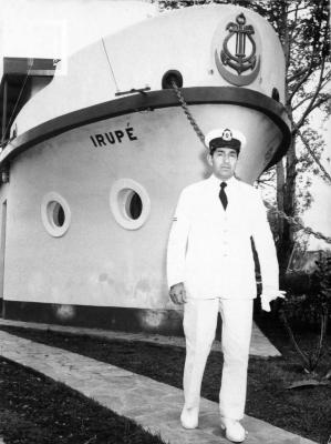 Oscar Felipe Cafiero con uniforme de Prefectura frente a su casa barco.