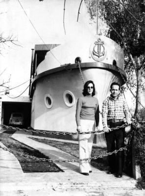 Oscar Felipe Cafiero y Sra. en la entrada de su casa barco.