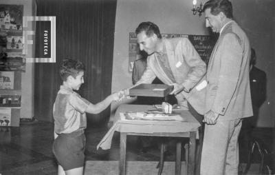 Mario Verandi entrega 1er. premio Concurso de Manchas Asoc. Cultural Rumbo a Jorge Baldarenas -der. Duilio Cámpora, noviembre 1967