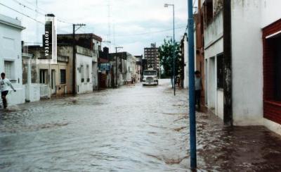 Calle Leon Guruciaga entre 9 de Julio y Urquiza, inundación de 2002