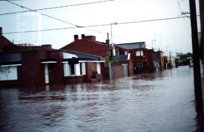 Calle 9 de Julio entre Leon Guruciaga y Alberdi, inundación de 2002